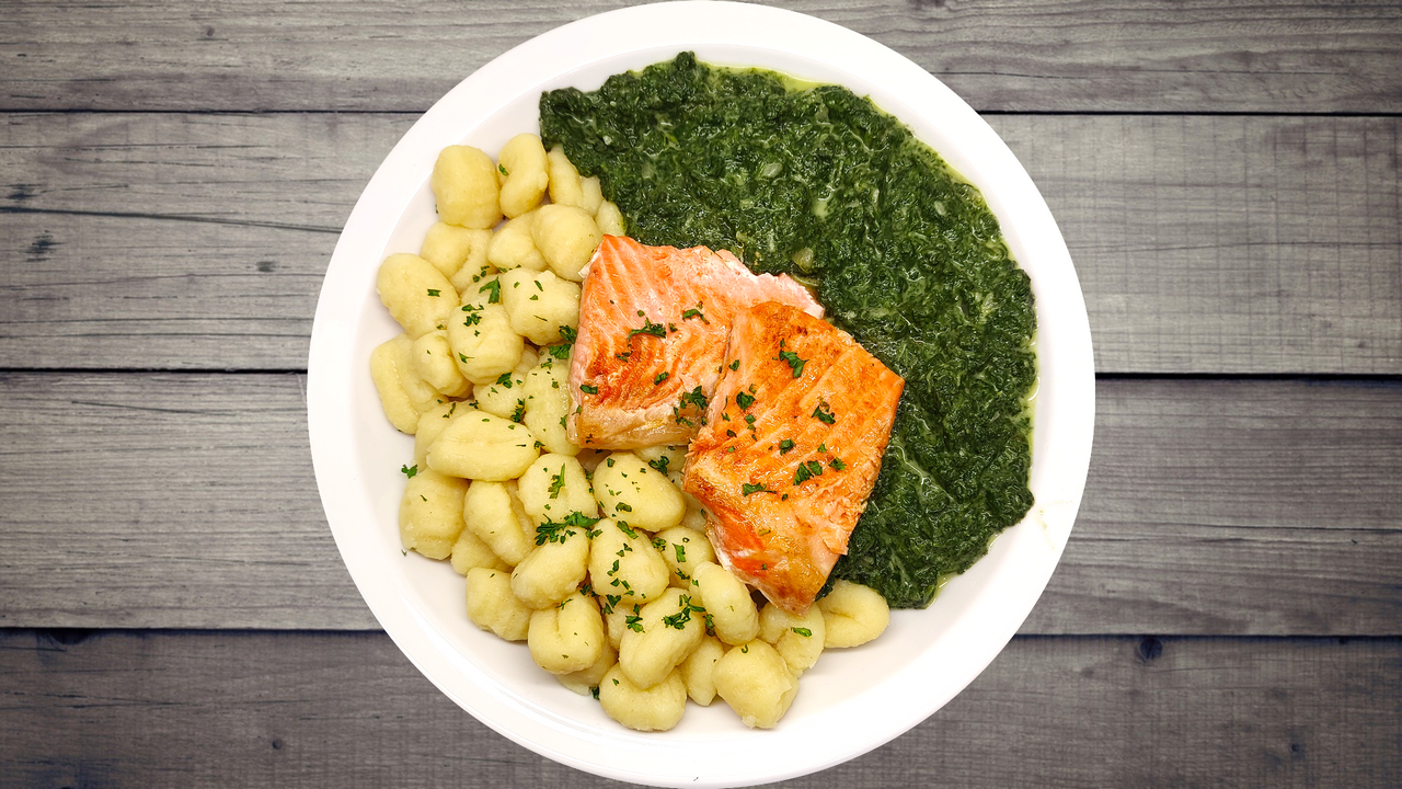 Losos na smetanovém špenátu s parmazánem a noky | Stream